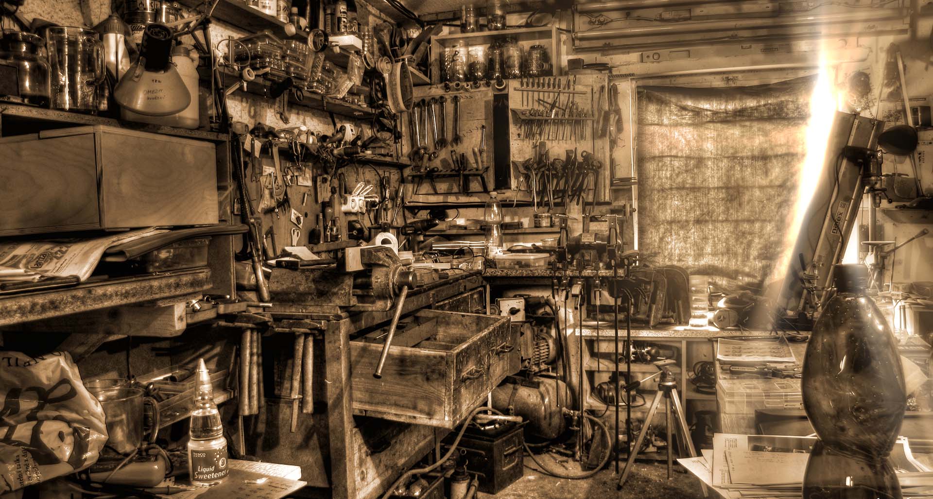 Старая мастерская в гараже